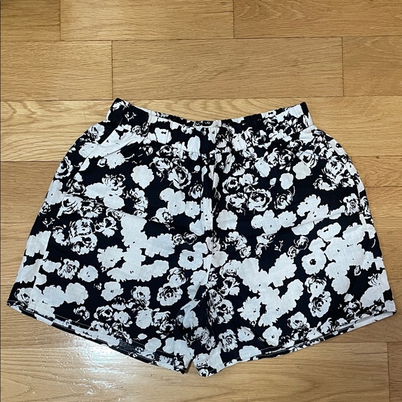 Everlane Pants - Everlane Black & White Floral Elastic-Waist Women’s Linen Shorts